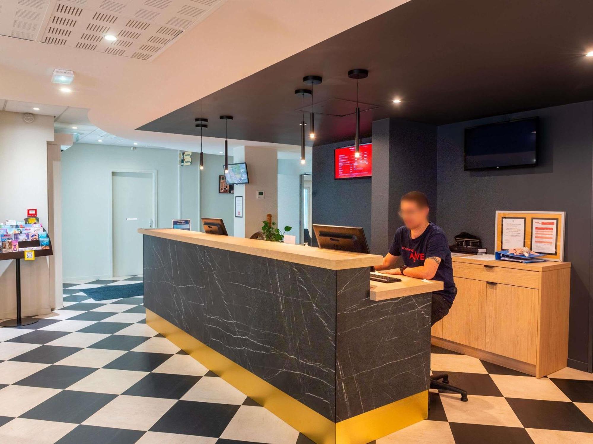 Ibis Lyon Est Bron Hotel Exterior foto